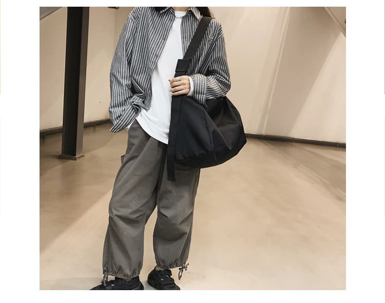 トートバックメンズ 2024新作 男女兼用 大容量ナイロン肩掛けトートバッグ 黒